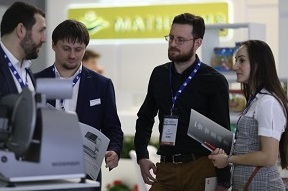 16-18 сентября в Крокус Экспо состоялась выставка Retail Hub – бизнес-мероприятие, посвященное  уникальным антикризисным решениям, технологиям и оборудованию для онлайн и офлайн ритейла. Посетители оценили новейшие цифровые продукты, системы самообслуживания, разнообразные технологии, оборудование, аксессуары и комплектующие для магазинов офлайн и онлайн форматов, предприятий общепита. Участники представили инновационные решения в сферах геомаркетинга, консалтинга, юридической практики, управления брендами и аудиториями, а также многие другие достижения, призванные помочь в оптимизации процессов в розничной торговле.