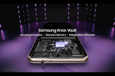 Samsung Knox Vault представляет собой последнее достижение компании в области безопасности — изолированную и высокозащищенную аппаратную среду для хранения наиболее важной информации. Благодаря процессору, который работает независимо от основного процессора под управлением ОС Android, Samsung Knox Vault расширяет защиту TrustZone и помогает бороться с «физическими» атаками на смартфон, при которых злоумышленник пытается вмешаться в электронику устройства напрямую — например, с помощью лазерного излучения или нанесения электромагнитных повреждений.
