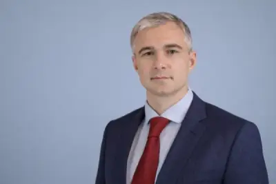 ИКС Холдинг объявляет об изменениях в управленческой команде НПФ «Микран». Сергей Касаев назначен исполнительным директором компании и возглавит ее после переходного периода во втором квартале 2026 года. Генеральный директор «Микрана» Вера Парамонова займет позицию советника генерального директора ИКС Холдинга.