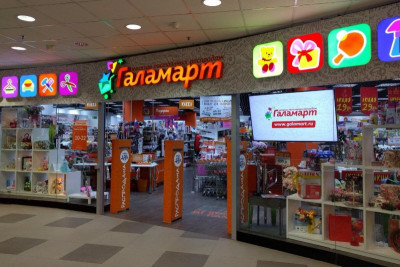 ГК «КОРУС Консалтинг» помогла торговой сети «Галамарт» на 30% увеличить пропускную способность склада при помощи WMS Manhattan SCALE. Сейчас решение тиражируется на все склады компании. Это позволит сети централизовать управление распределительными центрами, запустить розничные онлайн-продажи по всей России и сократить сроки открытия новых объектов до одного месяца.