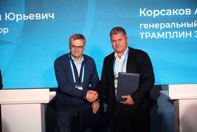 Совместная разработка принадлежит «Трамплин Электроникс» и «АСКОН». Компании подписали меморандум о сотрудничестве и заявили, что будут работать над созданием инженерного программно-аппаратного комплекса (ПАК) на новом отечественном процессоре «Иртыш».