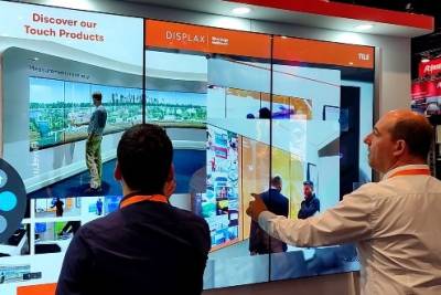 Компании Displax и Intuiface объединились, чтобы предложить на рынок 55-дюймовую сенсорную панель TILE от Displax, поддерживаемую программным обеспечением Intuiface, в качестве надежной и экономичной альтернативы видеостенам MultiTaction.