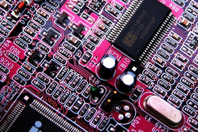Согласно новому отчету Superfoundry, Taiwan Semiconductor Manufacuring Co. (TSMC) - крупнейшая в мире компания по производству микросхем, планирует поднять цены на чипы примерно на 10–20 процентов. Если это правда, то в результате могут вырасти цены на микросхемы, особенно на ЦПУ от AMD и графические процессоры от Intel, AMD и Nvidia. С повышением цен также могут столкнуться ноутбуки, телефоны Apple iPhone и телефоны Android на базе Qualcomm.