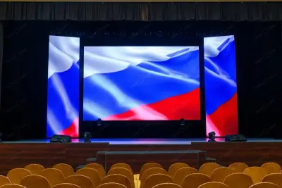 Изготовление и установка светодиодного оборудования в Челябинске: LED экран с шагом Р4 и две LED кулисы с шагом Р3,91.