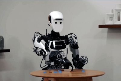 Компания Google представила две новые модели искусственного интеллекта: Gemini Robotics и Gemini Robotics-ER, которые оптимизированы для работы автономных машин.