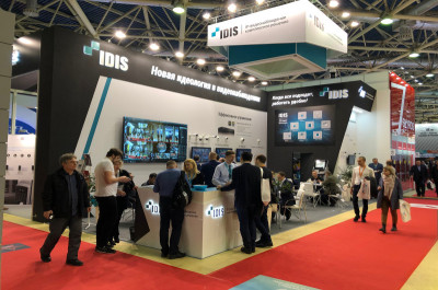 На стенде IDIS были представлены решения для построения комплексных систем безопасности и примеры внедрений на отраслевых объектах, в том числе на транспорте, для ритейл и т.д.