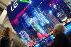 Компания LG рапортовала об установлении OLED рекорда: корейцам удалось собрать самую большую OLED-панель в мире. Её размер составляет 104 квадратных метра, а состоит она из 140 OLED-дисплеев диагональю 55 дюймов. Конструкция собрана в главном терминале аэропорта Инчхон, расположенного неподалёку от Сеула.