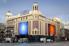 Площадь «Кальяо» (Plaza de Callao) – крупнейшая туристическая достопримечательность Мадрида, пользующаяся репутацией одного из самых эталонных мест для наружной цифровой рекламы в Европе.