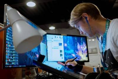 LG Electronics производит широкую линейку мониторов, обладающих всеми необходимыми качествами для комфортной работы профессионалов – специалистов в области создания визуального контента, музыкальной и кино-индустрии.