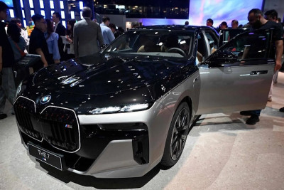 Немецкий автопроизводитель BMW объявил о планах по интеграции искусственного интеллекта DeepSeek AI в свои новые автомобили в Китае в конце этого года.