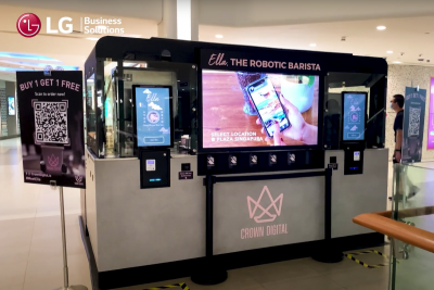 Прозрачный OLED-дисплей LG демонстрирует цифровой контент, а также позволяет клиентам видеть, как робот готовит кофе.