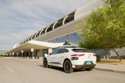 Производитель беспилотных автомобилей компания Waymo запустила поездки на роботакси в международный аэропорт Финикса Скай-Харбор, с возможностью посадки и высадки в центре города.