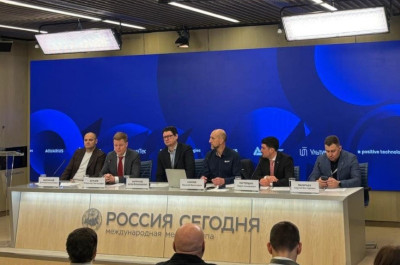Группа компаний «УльтимаТек» в соавторстве с Positive Technologies, «Аквариус» и при поддержке Ассоциации предприятий компьютерных и информационных технологий (АПКИТ) провела исследование российского рынка автоматизированных систем управления технологическим процессом (АСУ ТП) и изучила уровень их киберзащиты.