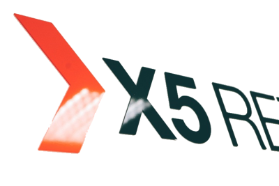 X5 Group, ведущая продуктовая розничная компания, совместно с «ЛАНИТ-Интеграцией» (входит в группу ЛАНИТ) внедряют передовое решение для моментального обнаружения и анализа событий в ИТ-инфраструктуре на базе искусственного интеллекта. В будущем единая система мониторинга позволит ведущему ритейлеру России улучшить качество цифровых сервисов и оптимизировать затраты на обслуживание ИТ. Внедряемое решение основано на интеллектуальной платформе MONQ, входящей в реестр отечественного ПО.