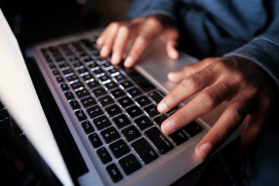 В новом законопроекте о безопасности в Интернете, опубликованном недавно правительством Великобритании, будут введены комплексные правила для предотвращения нанесения вреда детям в Интернете, включая проверку возраста на основе биометрических данных, сообщает Sunday Times.