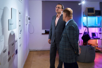 В Музее истории Екатеринбурга открылась выставка «Электронные волшебники», посвященная развитию ИТ-индустрии на Урале. Экспозиция расположена на площадке «Наука в большом городе» креативного кластера «Л52» (ул. Бажова, 124А).