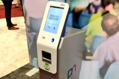 Американская компания Diebold на выставке Money 20/20 2016 презентовала новую концепцию банкоматов Extreme, из которых были изъяты привычные клавиатура и картоприемник.