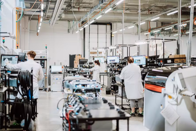 Швейцарская энергетическая технологическая компания ABB отмечает продажу своего миллионного зарядного устройства для электромобилей с момента запуска производства 13 лет назад.