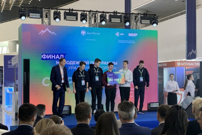 Группа компаний «Солар» выступила интеллектуальным партнером Студенческого ИТ‑чемпионата Молодежной программы Уральского форума «Кибербезопасность в финансах». Целью чемпионата был поиск инновационных решений в области кибербезопасности силами студентов профильных направлений. Участники решали кейсы, разработанные партнерами — лидирующими компаниями финансового сектора, сферы IT и ИБ.