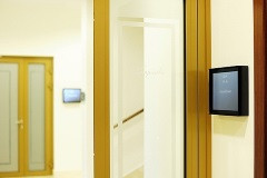 Международная сеть отелей Kempinski Hotels повысила свою интерактивность, установив швейцарское программное обеспечение Navori QL с технологией Digital Signage, позволяющее размещать приветственные сообщения и логотипы партнеров на экранах в номерах, холлах и на входе в отель.