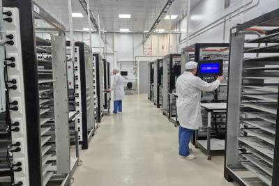 Производитель электроники Fplus ввел в эксплуатацию обновленный тестировочный участок для серверного оборудования на своем заводе в Подмосковье. Это позволит увеличить мощность производства более чем втрое при сохранении полного контроля качества каждой единицы техники перед отгрузкой. Таким образом, предприятие сможет выпускать до 50 тысяч серверов в год, что покрывает примерно половину потребности российского рынка.