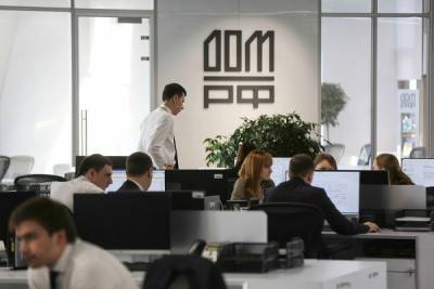 Группа компаний ДОМ.РФ начала переход на кадровый электронный документооборот с помощью сервиса HRlink. Автоматизация коснулась уже около 2,5 тыс. человек, что значительно облегчило процесс оформления и массового подписания документов в большой федеральной компании.
