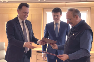 Заместитель председателя Правительства Красноярского края Сергей Верещагин, ректор Сибирского государственного университета науки и технологий имени академика М.Ф. Решетнева Эдхам Акбулатов и директор фирмы "1С" Борис Нуралиев подписали меморандум о сотрудничестве.