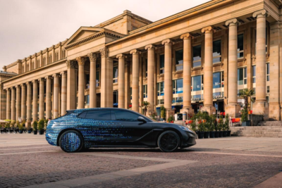 Mercedes-Benz и BYD, ведущий китайский производитель транспортных средств на новой энергии, недавно протестировали свой новейший совместный автомобиль DENZA на улицах Штутгарта. Во время дорожных испытаний последняя роскошная модель привлекла большое внимание со стороны прохожих.