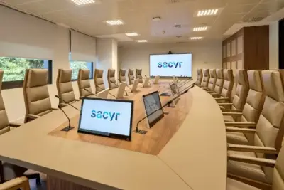 Интеграция моторизованных мониторов Arthur Holm DB2, врезной конференц-системы Bosch позволила создать пространство, в котором инженерная точность сочетается с визуальной чистотой и высоким уровнем комфорта.