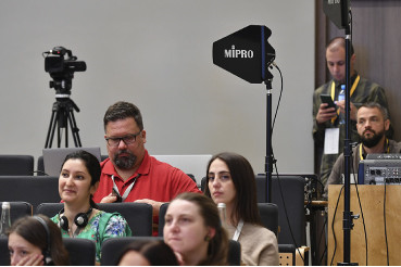 В центре отметили быструю и точную синхронизацию частоты радиосистем MIPRO, чёткость отображения дисплея приёмника, тёплый тон, многогранное звучание и удобный способ зарядки, решивший проблему частой замены батарей.