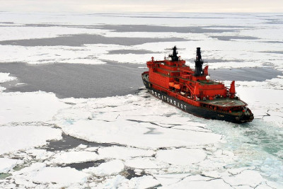 ФГУП «Морсвязьспутник» совместно с ООО «Иридиум Коммьюникешенс» организовали тестирование спутниковой телефонии и аварийных сеансов связи, в том числе доставку ИБМ (информации о безопасном мореплавании) с использованием комплекта оборудования ГМССБ системы подвижной спутниковой связи Иридиум модели LT-3100S производства Lars Thrane A/S, установленного на атомных ледоколах «Ямал» и «50 лет Победы», в арктических широтах, в том числе в акватории Северного морского пути (СМП).