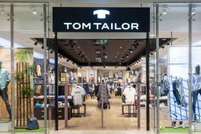 В сети магазинов fashion-ритейла Tom Tailor внедрен сервис «1С-Рарус: Система подсчета посетителей». Проект включает установку 79 счетчиков в 55 магазинах. Система помогает определять конверсию, рассчитывать мотивацию персонала и оценивать эффективность маркетинговых акций.