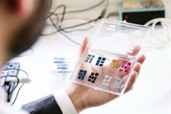 Одна из ключевых проблем современных смартфонов и планшетов заключается в том, что дисплеи достаточно скоротечно расходуют заряд аккумулятора, делая устройство непригодным к дальнейшей эксплуатации.