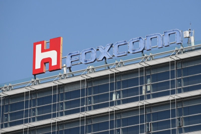 Начиная с 2022 года компания Foxconn – крупнейший для Apple тайваньский сборщик iPhone, начнет строительство заводов по производству электромобилей. Это должно помочь компенсировать замедление темпов роста производства смартфонов.