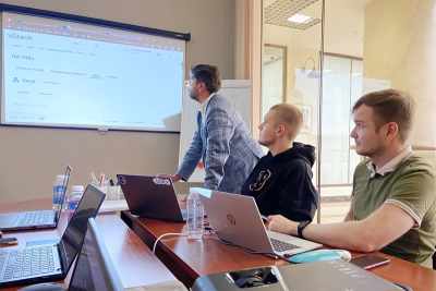 Российская ИТ-компания vStack, развивающая одноименную платформу виртуализации, представила образовательный проект, учтя подход топовых мировых производителей. В сентябре руководитель проекта vStack провел курс для инженеров. Участники получили знания, позволяющие рационально эксплуатировать виртуальную инфраструктуру, а также отработали навыки на практических занятиях.