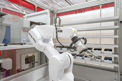 ABB Robotics и Лаборатория естественных наук и здравоохранения медицинского отделения Техасского университета (UTMB) разработали автоматическую систему тестирования на нейтрализующие антитела. Роботизированная система может определять иммунитет человека к многочисленным штаммам COVID и проводить различные тесты на вирусы. 