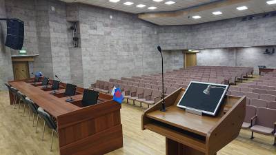 Оснастили большой актовый зал научно-производственного объединения в Москве системами звукоусиления, микрофонами и системой управления звуком.