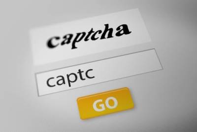 Система проверки CAPTCHA столкнулась с проблемами из-за развития искусственного интеллекта. Нейросети способны за миллисекунды решать задачи по распознаванию искажённых символов, определять объекты на изображениях и имитировать естественные действия пользователя.