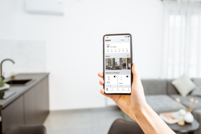 В бета-версии приложения умного дома EKF Connect Home появился навык для виртуального ассистента Алиса. Теперь управлять умными розетками, лампами, удлинителями и светильниками от EKF можно не только через приложение, но и с помощью Алисы. Также у Алисы можно спросить о статусе датчиков. Например, при наличии датчиков температуры и влажности, виртуальный помощник подскажет температуру в помещении. С Алисой работает вся линейка Zigbee-датчиков EKF: протечки, движения, дыма, газа, открытия, температуры и влажности.