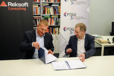 Ректор РЭШ Антон Суворов и глава компании «Рексофт Консалтинг» Андрей Скорочкин подписали соглашение о сотрудничестве. Прежде всего оно ориентировано на организацию совместных образовательных проектов. Первым из них станет курс «Управление цифровой трансформацией». Он станет частью магистерской программы РЭШ «Финансы, инвестиции, банки». Курс пройдет при поддержке Группы «Интеррос».