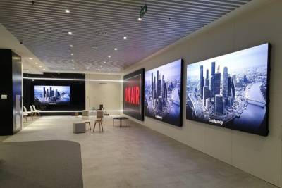 Samsung Electronics открыла в Москве свой первый шоурум продуктов компании для бизнеса площадью 400 м². Прямая трансляция мероприятия и презентация нового выставочного пространства проходили онлайн. В ходе демонстрации компания представила новый дисплей The Wall 6K (219 дюймов), дисплейные решения для ритейла, индустрии гостеприимства, аэропортов, а также последнюю линейку игровых мониторов.