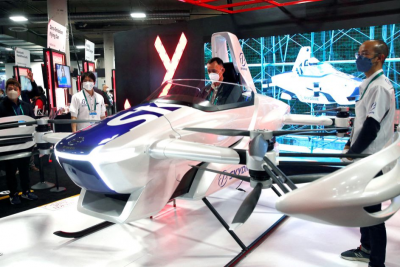 Японский автопроизводитель Suzuki Motor Corp и агентство "летающих автомобилей" SkyDrive Inc заявили во вторник, что подписали соглашение об участии в анализе, развитии и рекламе электрических самолетов с вертикальным взлетом и посадкой.