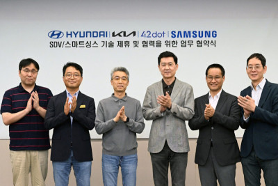 Компании Hyundai Motor Company и Kia Corporation объявили о стратегическом технологическом партнерстве с Samsung Electronics для улучшения интеграции между программно-управляемыми автомобилями и смартфонами с целью обеспечения лидирующих позиций в экосистеме мобильных услуг. Церемония подписания прошла в исследовательском центре Samsung Electronics Seoul.