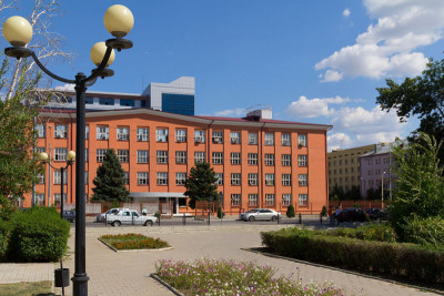В Астраханском государственном университете стартовал новый курс «Informatica PowerCenter. Интеграция данных для разработчиков». Он предназначен для студентов Факультета цифровых технологий и кибербезопасности. На этих занятиях они смогут изучить одно из ведущих мировых решений в области интеграции данных, основанное на работе со структурами данных в визуальной среде без написания программного кода.
