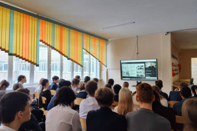 На платформе для онлайн-коммуникаций и совместной работы МТС Линк прошел онлайн-урок в стиле графического романа, приуроченный к 211-ой годовщине со дня рождения выдающегося исследователя Дальнего Востока адмирала Геннадия Невельского. Организаторами мероприятия выступили МТС и творческое объединение «Hero4Hero» совместно с Министерствами образования регионов ДВФО. К занятию подключились более 16 тысяч учеников 6-9 классов из более чем 200 школ Амурской области, Хабаровского и Приморского края.