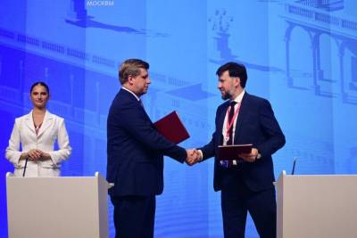 Город представит предприятиям Москвы современные отечественные технологии и решения в области информационной безопасности, а также организует ряд специальных мероприятий для обмена опытом и апробации передовых информационных систем. Соответствующее соглашение в рамках XXVIII Петербургского международного экономического форума (ПМЭФ) подписали министр Правительства Москвы, руководитель Департамента инвестиционной и промышленной политики Москвы Анатолий Гарбузов и генеральный директор ГК «Солар», старший вице-президент по информационной безопасности ПАО Ростелеком Игорь Ляпунов.