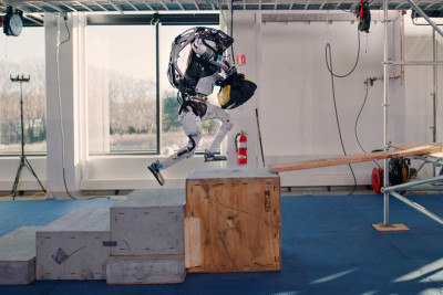 Boston Dynamics никогда не разочаровывает, выпуская видео с демонстрацией новых возможностей своих роботов. Компания только что выпустила видео «Atlas Gets a Grip», в котором гуманоид выполняет множество новых движений на смоделированной строительной площадке.