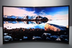 Компания Samsung Electronics, мировой лидер в области цифровых медиа и технологий цифровой конвергенции, представила первые в мире изогнутые OLED-телевизоры в рамках выставки CES 2013, тем самым достигнув новых высот в области домашних развлечений.