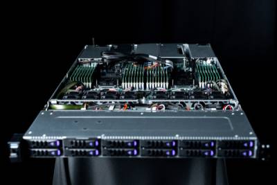 Selectel, крупнейший независимый провайдер IT-инфраструктуры в России, объявил о запуске продаж собственной серверной платформы. Выход на рынок серверного оборудования расширит возможности компании по привлечению новых клиентов и позволит диверсифицировать источники дохода. Собственный сервер был анонсирован на флагманской конференции провайдера Selectel Tech Day в октябре 2024 года и ранее распространялся по модели аренды.