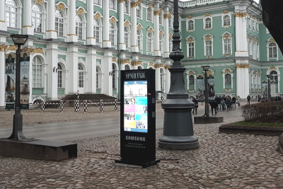 Сенсорный киоск для улицы имеет стильный корпус с фронтальной стеклянной поверхностью и боковой светодиодной подсветкой.